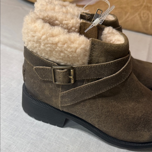 NWT UGG Women's Tan Shearling Buckle Boots - Picture 3 of 6